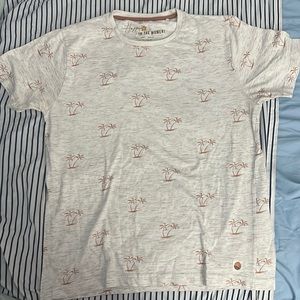 Men’s Denim & Flower Beach T Shirt Size L